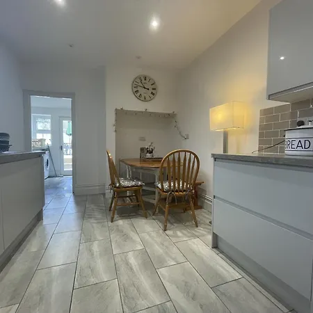 Restful Harbourside With Garden