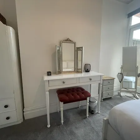 Restful Harbourside With Garden