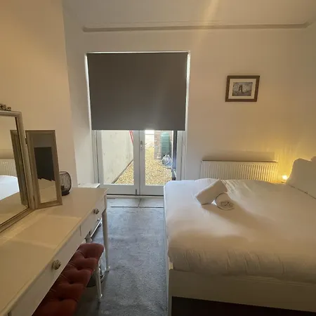 Restful Harbourside With Garden *