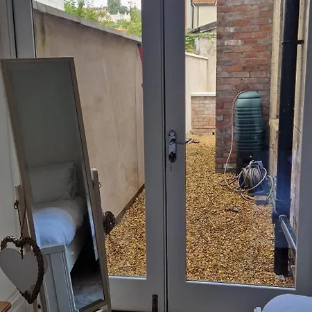 Restful Harbourside With Garden *