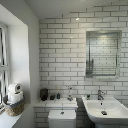 Restful Harbourside With Garden