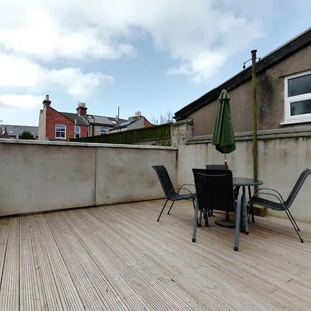 Restful Harbourside With Garden