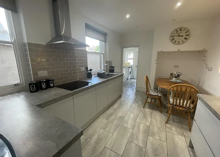 Restful Harbourside With Garden *