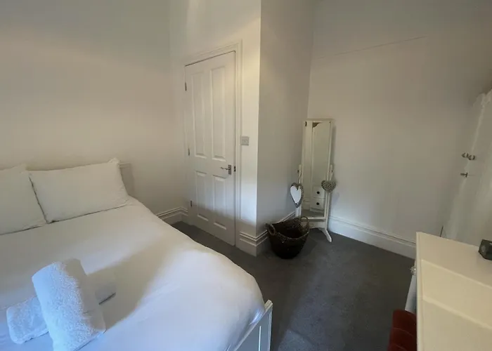 Restful Harbourside With Garden Apartment