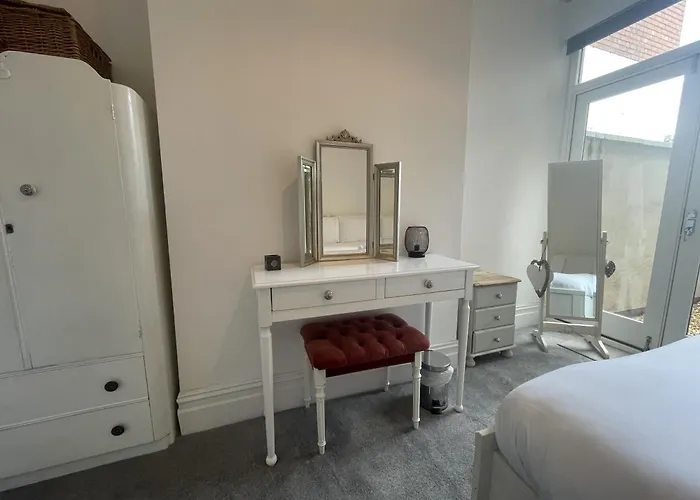 Restful Harbourside With Garden