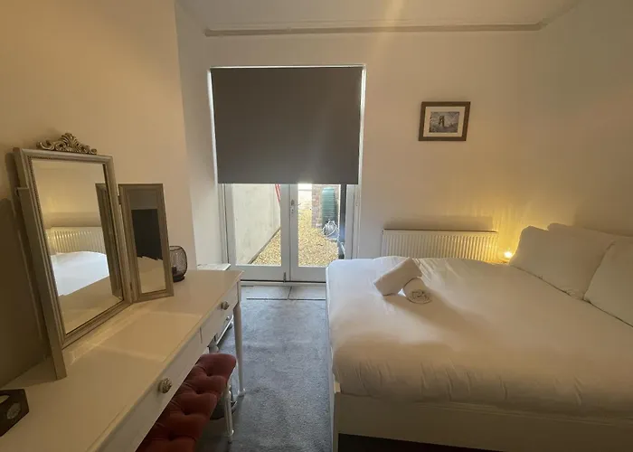 Restful Harbourside With Garden *