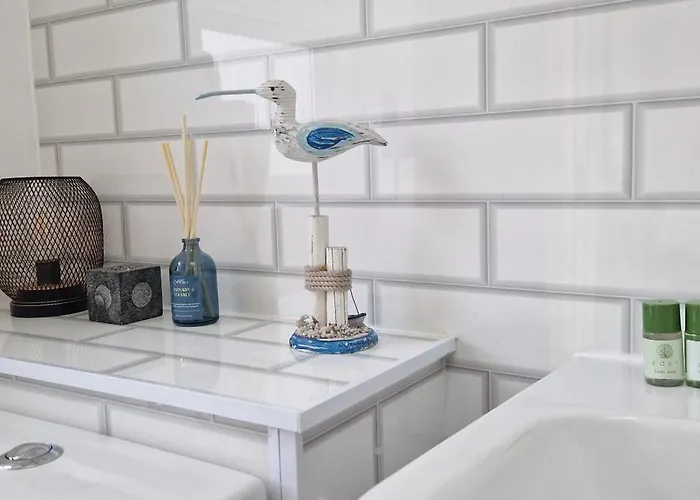 Restful Harbourside With Garden *