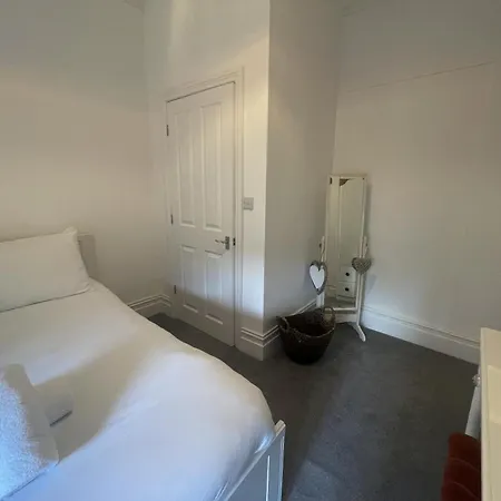 Restful Harbourside With Garden Apartament