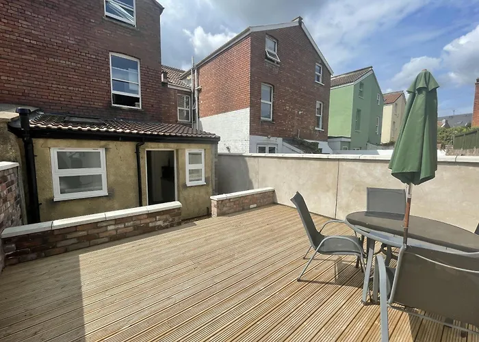 Restful Harbourside With Garden *